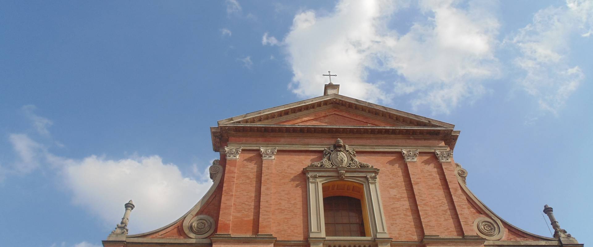 Chiesa cattedrale di San Cassiano (dettaglio finestra alto) foto di Maurolattuga